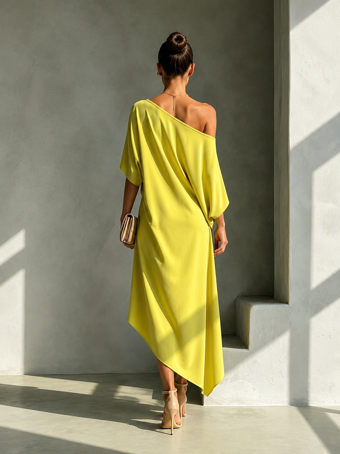 Beata– Elegant asymmetrisk klänning